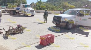 Choca motociclista contra camioneta de PEMEX