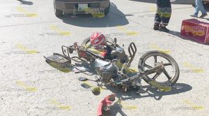 Choca motociclista contra camioneta de PEMEX