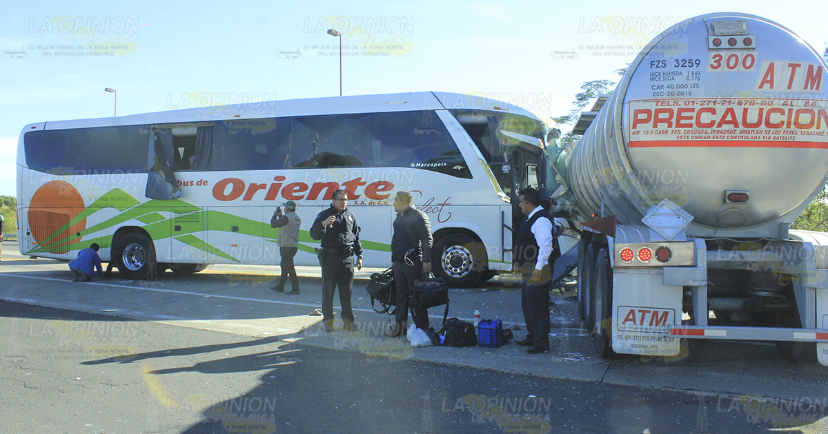 Colisionan autobús y pipa