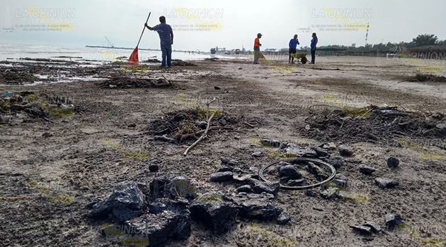 Contaminan playa Tuxpeña