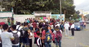 Toman la escuela primaria Ejército Mexicano