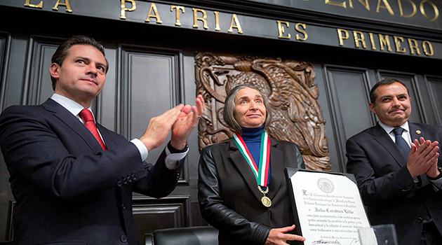 Una mujer recibe la máxima condecoración de México por primera vez desde 1996