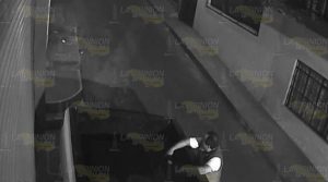 Taxista es denunciado por robo; fue captado en video