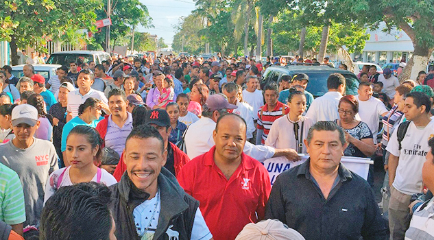 Ex trabajadores de extinto SAS marchan en calles de Veracruz; siguen exigiendo les paguen