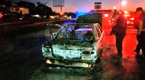 Arde taxi, momentos de terror viven pasajeros