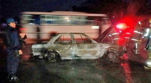 Arde taxi, momentos de terror viven pasajeros