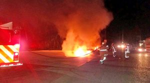 Arde taxi, momentos de terror viven pasajeros