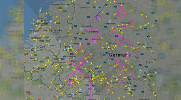 Árbol navideño de altura: lo dibuja un avión en el cielo alemán Árbol Navideño Altura Dibuja Avión Cielo Alemán