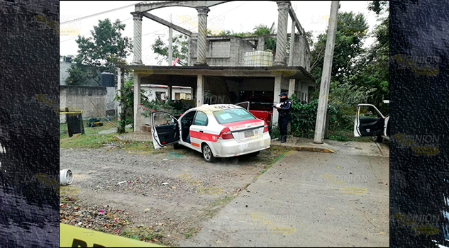 ¡Acribillan a taxista frente a su familia!