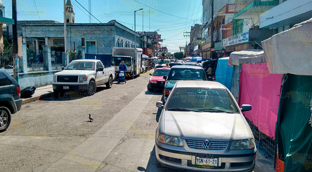 Automovilistas se quejan de puestos semifijos