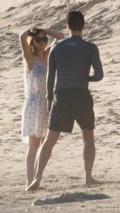¡Chris Martin y Dakota Johnson llevaron su romance a la playa! Chris Martin Dakota Johnson Romance Playa