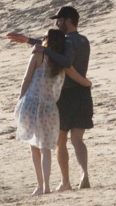 ¡Chris Martin y Dakota Johnson llevaron su romance a la playa! Chris Martin Dakota Johnson Romance Playa