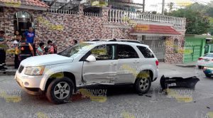 Corolla impacta a camioneta y huye Corolla Impacta Camioneta Huye