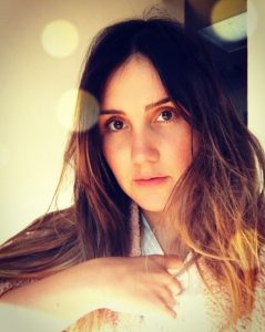 Dulce María fascina en foto sin maquillaje