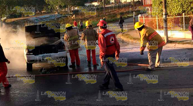 Explota y se incendia una camioneta Explota Incendia Camioneta