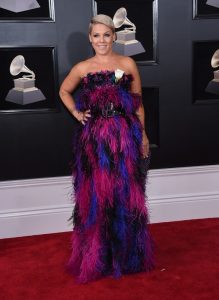 ¿Por qué los famosos posaron con una rosa blanca en los Grammy? Famosos Posaron Rosa Blanca Grammy