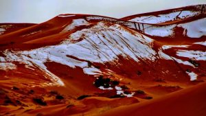 Habitantes del desierto del Sahara se divierten en la nieve