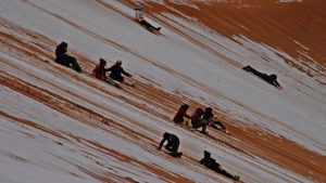 Habitantes del desierto del Sahara se divierten en la nieve Habitantes Desierto Sahara Divierten Nieve