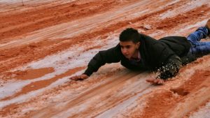 Habitantes del desierto del Sahara se divierten en la nieve Habitantes Desierto Sahara Divierten Nieve