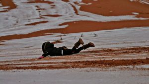 Habitantes del desierto del Sahara se divierten en la nieve Habitantes Desierto Sahara Divierten Nieve