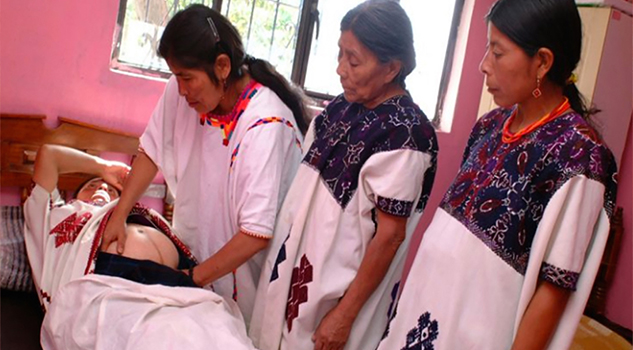 Parteras mexicanas, un oficio que sobrevive al tiempo y al rezago; hoy son contrapeso de la violencia obstétrica
