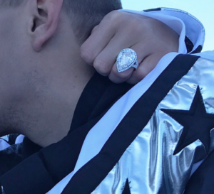 Este es el precio del ENORME anillo de compromiso de Paris Hilton