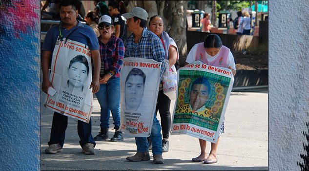 Protestan padres de los 43 en el Poder Judicial de Chilpancingo