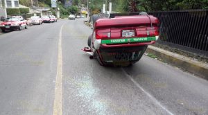 Taxista inicia el año volcando su unidad Taxista Inicia Año Volcando Unidad