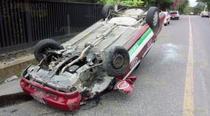 Taxista inicia el año volcando su unidad Taxista Inicia Año Volcando Unidad