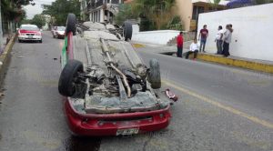Taxista inicia el año volcando su unidad Taxista Inicia Año Volcando Unidad