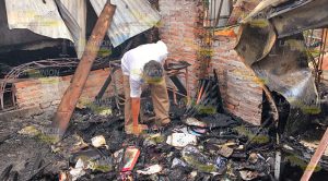 Incendio arrasa con vivienda