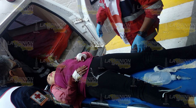 Balean a checadora de autobuses