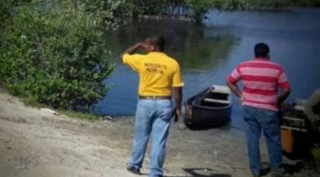 Un cocodrilo atrapó a un niño y lo arrastró hacia el fondo de una laguna