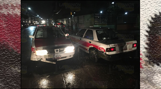 Taxistas colisionan