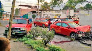 Choca Ford F150 contra Corolla; en la Chapultepec