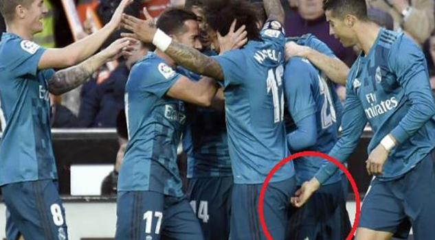 Mano flagrante de CR7 en el área…y no hubo penal