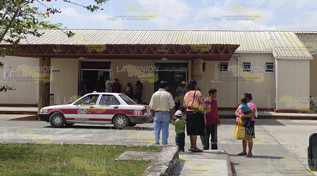 Muere niño camino al hospital