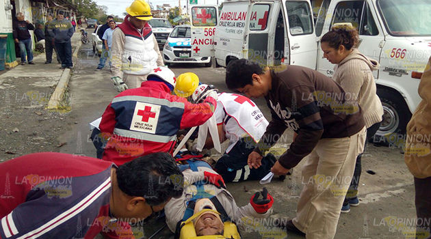 Empleado de megacable sufre violenta caída