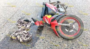 Motociclista embiste a peatón