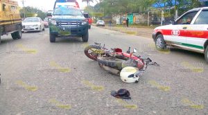 Motociclista embiste a peatón