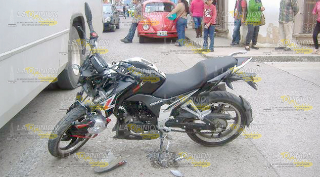 Motociclista se estrella contra microbús