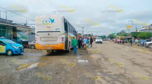 Autobuses hasta el tope de pasajeros por éxodo