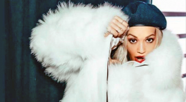 Rita Ora da la bienvenida al 2018 con un desnudo total