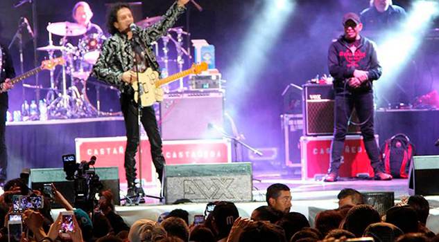 Alex Lora corre a jóvenes de su concierto ¡a punta de groserías!