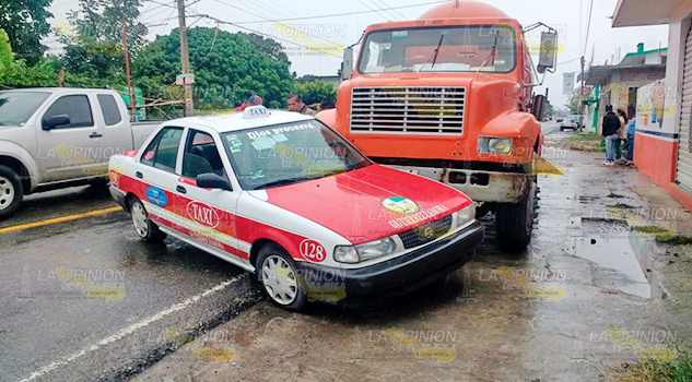 Taxi frena bruscamente y provoca accidente
