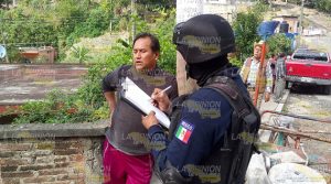 Taxi termina dentro de una vivienda