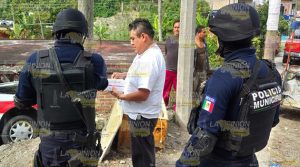 Taxi termina dentro de una vivienda