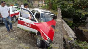 Taxi termina dentro de una vivienda