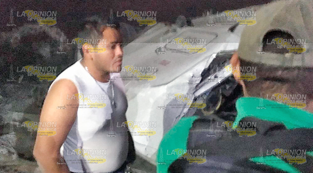 Vuelca tráiler cargado de cemento; frente al campo II de Pemex