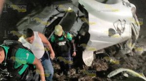 Vuelca tráiler cargado de cemento; frente al campo II de Pemex